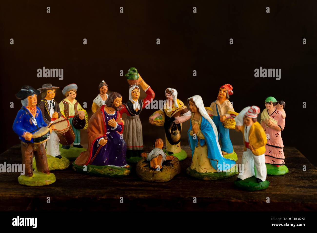 Traditionelle provenzalische Terrakotta-Santons-Figuren, die für eine Krippe in Frankreich ausgestellt werden, zeigen lokales Handwerk und Erbe Stockfoto