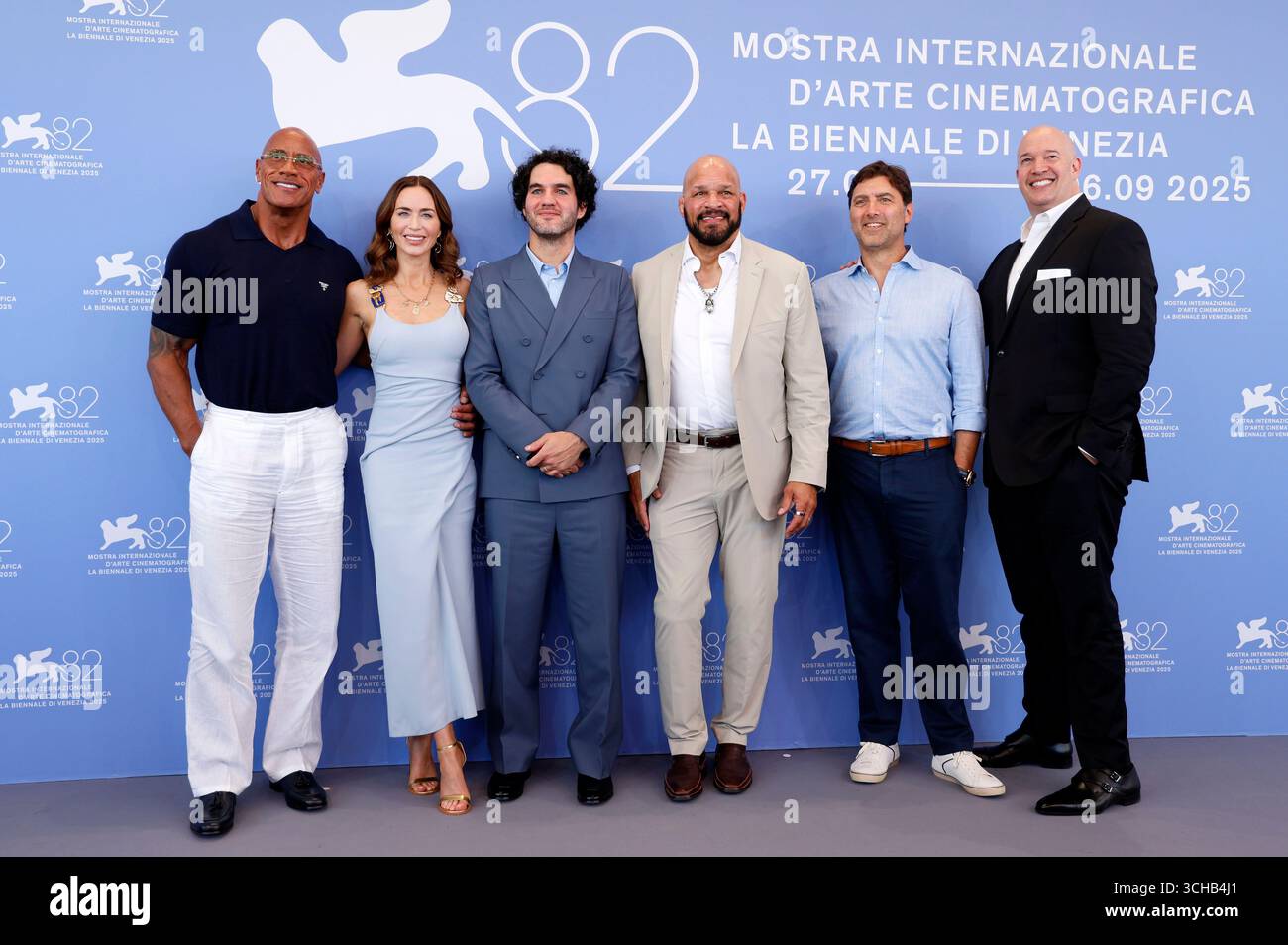 Dwayne Johnson, Emily Blunt, Benny Safie, Mark Kerr, David Koplan und Hiram Garcia beim Photocall zum Kinofilm 'The Smashing Machine' auf der Biennale di Venezia 2025 / 82. Internationale Filmfestspiele von Venedig im Palazzo del Casino. Venedig, 01.09.2025 Stockfoto