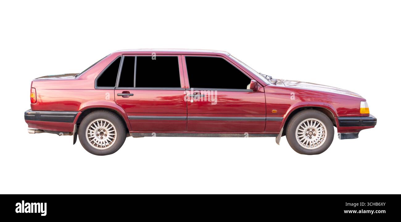 Die rechte Seitenansicht des alten Modells einer roten Sportlimousine am Horizont ist auf weißem Hintergrund mit dem Beschneidungspfad isoliert. Stockfoto
