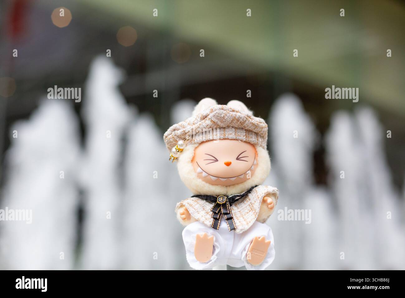 Porträt von Dress Up Labubu, der sich im Freien posiert und glücklich lächelt. Stockfoto