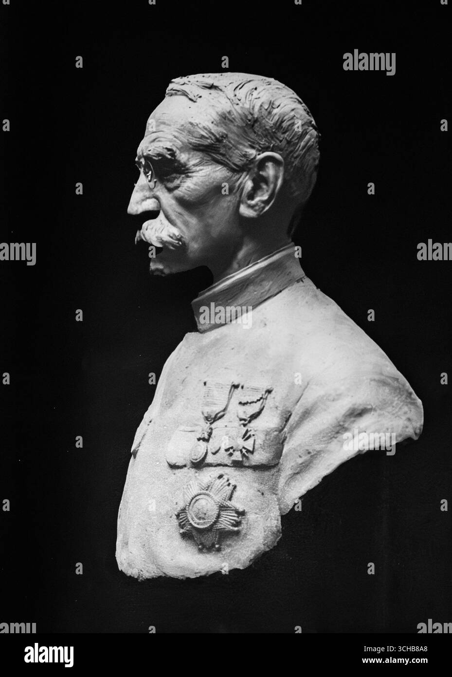 Archivbild Schwarzweiß, veröffentlicht in L’Illustration, 27. Mai 1916, mit einer Skulptur der Büste von General Joseph Gallieni von Auguste Maillard. Gallieni, ein bedeutender französischer Militärführer, spielte eine entscheidende Rolle bei der Verteidigung von Paris während der Schlacht an der Marne im Jahr 1914. Die Büste zeigt ihn mit Medaillen verziert, die im Profil festgehalten sind und seinen Dienst im Ersten Weltkrieg würdigen. Diese Gedenkskulptur spiegelt sein beständiges Erbe in der französischen Militärgeschichte wider. Stockfoto