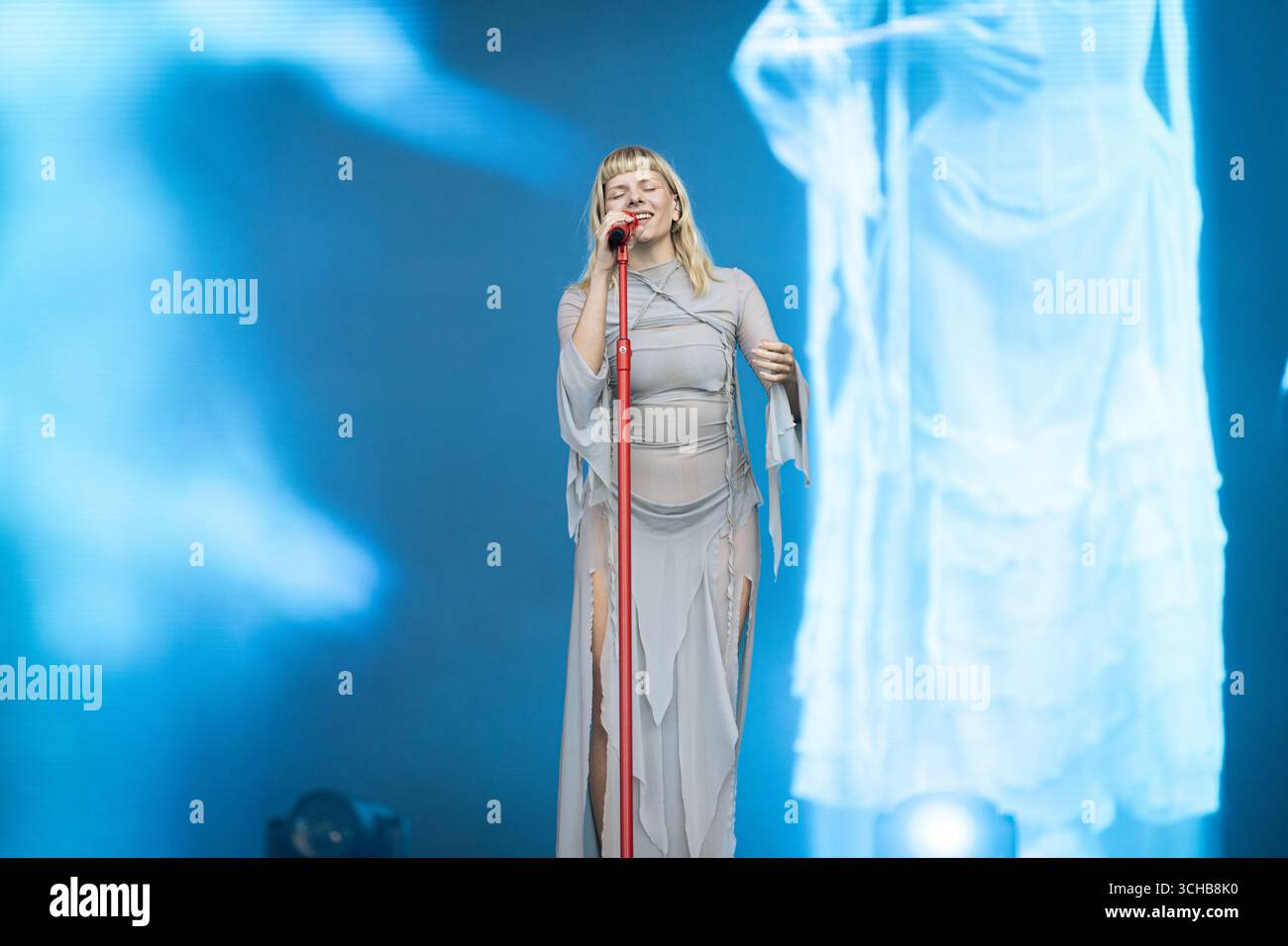 Paris, Frankreich. August 2025. Aurora Aksnes, bekannt als Mononyally, die norwegische Singer-Songwriterin, tritt live auf der Bühne des Rock en seine Musikfestivals auf. Quelle: SOPA Images Limited/Alamy Live News Stockfoto