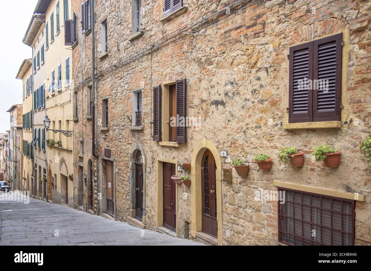 Typische Straße in der auf einem Hügel gelegenen Stadt Volterra in der toskana italien Stockfoto