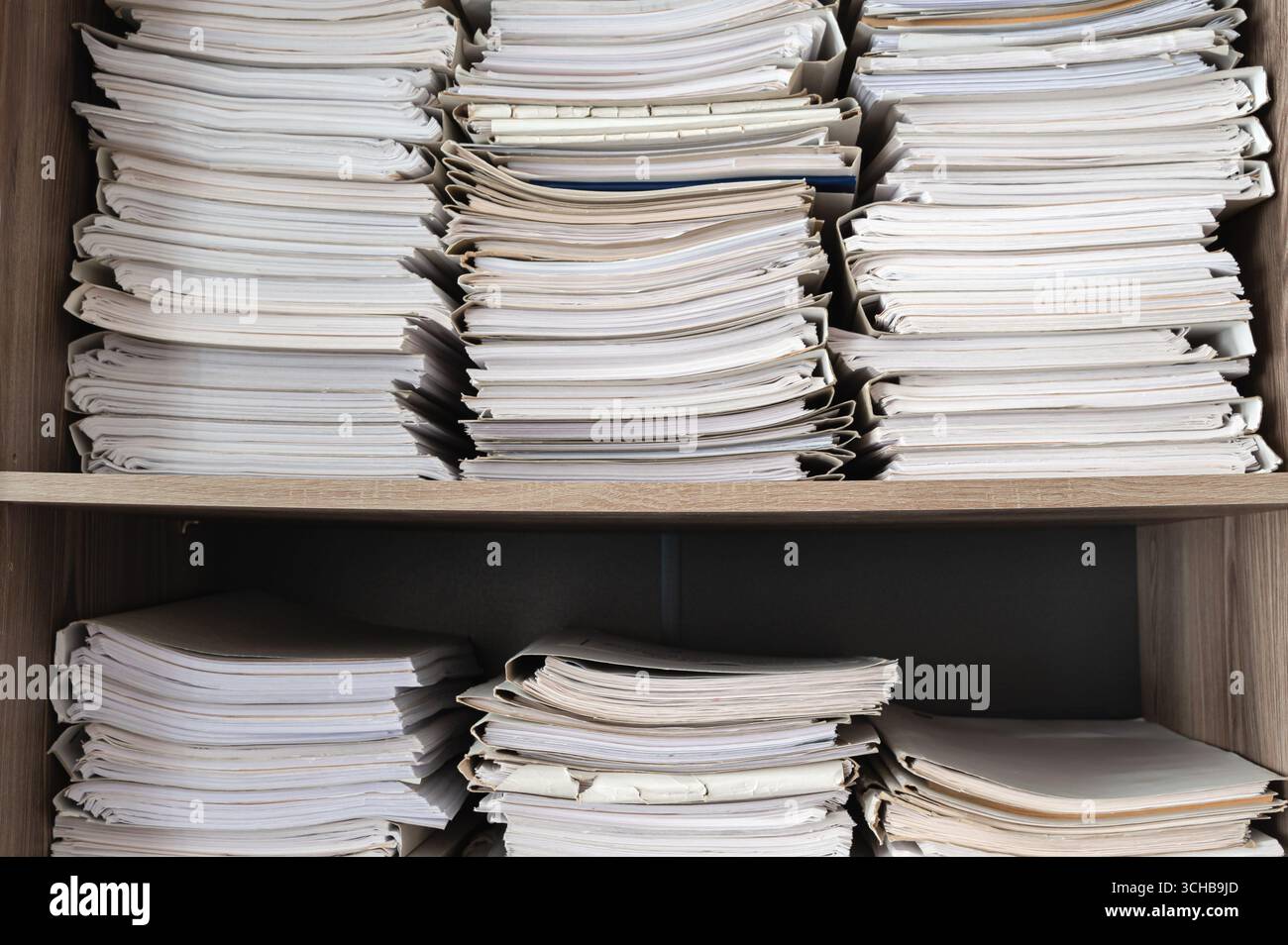 Ich habe verschiedene wichtige Dokumente in einem Regal organisiert, in denen Archivalien und Büromaterialien für einen einfachen Zugriff gezeigt wurden Stockfoto