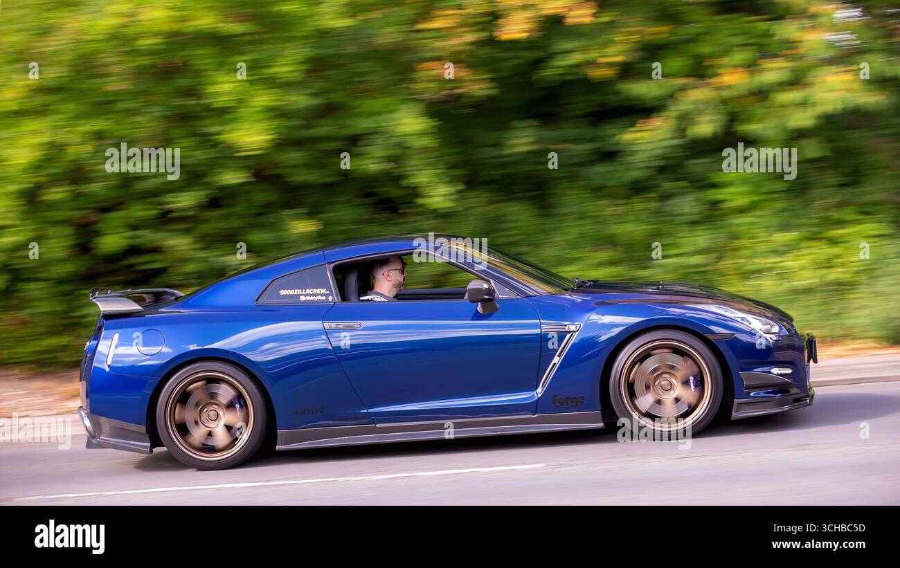 Milton Keynes, Bucks, UK - 31. August 2025: 2011 blaues Nissan-Fahrzeug, das auf einer britischen Straße fährt Stockfoto