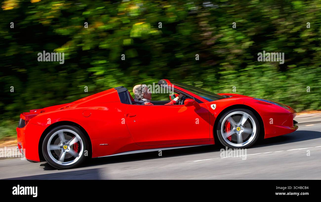 Milton Keynes, Bucks, UK - 31. August 2025: 2013 roter Ferrari 458 Spiderdct Auto auf einer britischen Straße Stockfoto