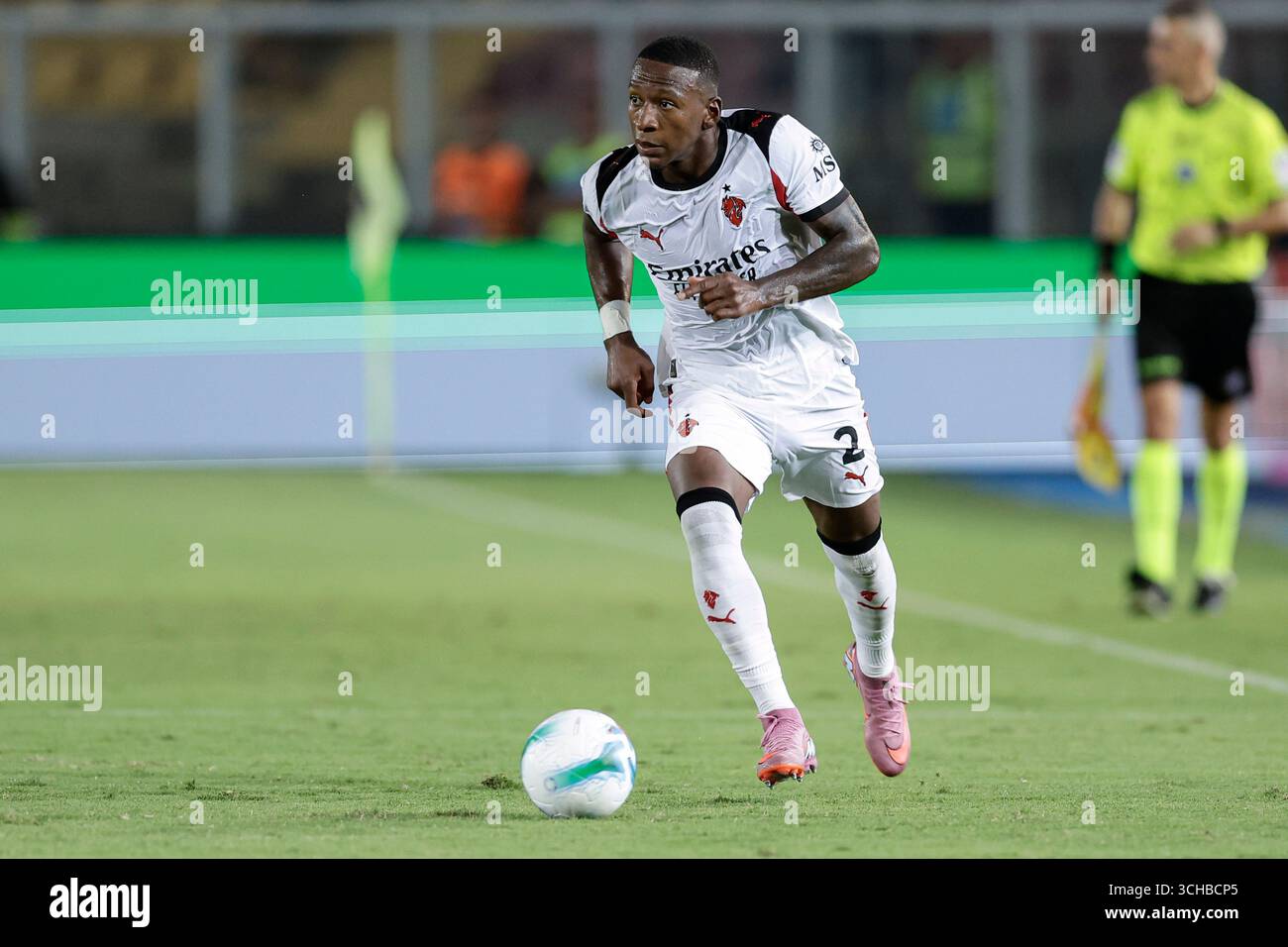 Der ecuadorianische Verteidiger Pervis Estupinan kontrolliert den Ball während des Fußballspiels der Serie A zwischen US Lecce und AC Milan am 29. August 2025 im Via Del Mare Ettore Giardiniero Stadium in Lecce. Stockfoto