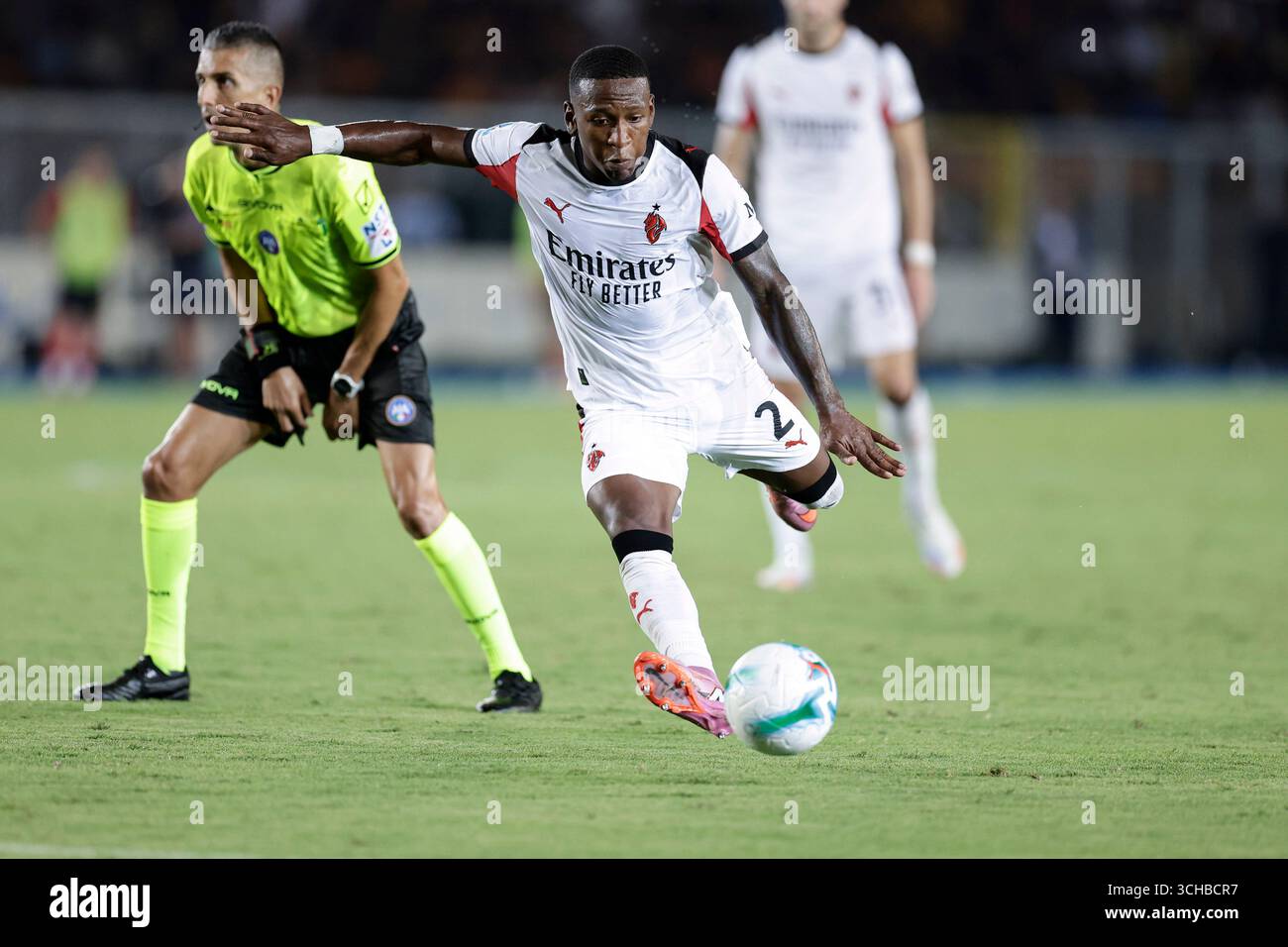 Mailands ecuadorianischer Verteidiger Pervis Estupinan während des Fußballspiels der Serie A zwischen US Lecce und AC Milan im Via Del Mare Ettore Giardiniero Stadium in Lecce am 29. August 2025. Stockfoto