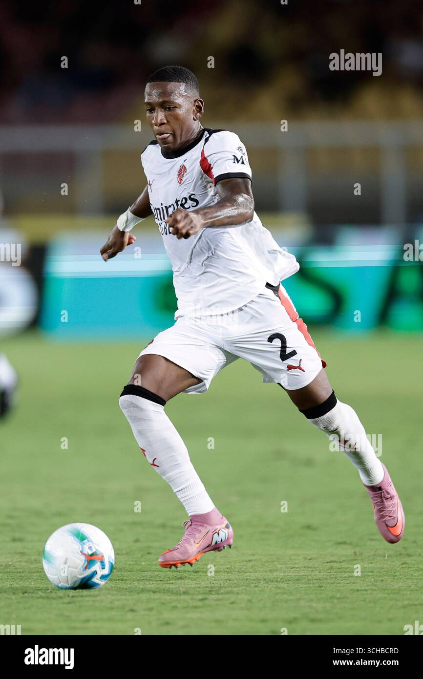 Der ecuadorianische Verteidiger Pervis Estupinan kontrolliert den Ball während des Fußballspiels der Serie A zwischen US Lecce und AC Milan am 29. August 2025 im Via Del Mare Ettore Giardiniero Stadium in Lecce. Stockfoto