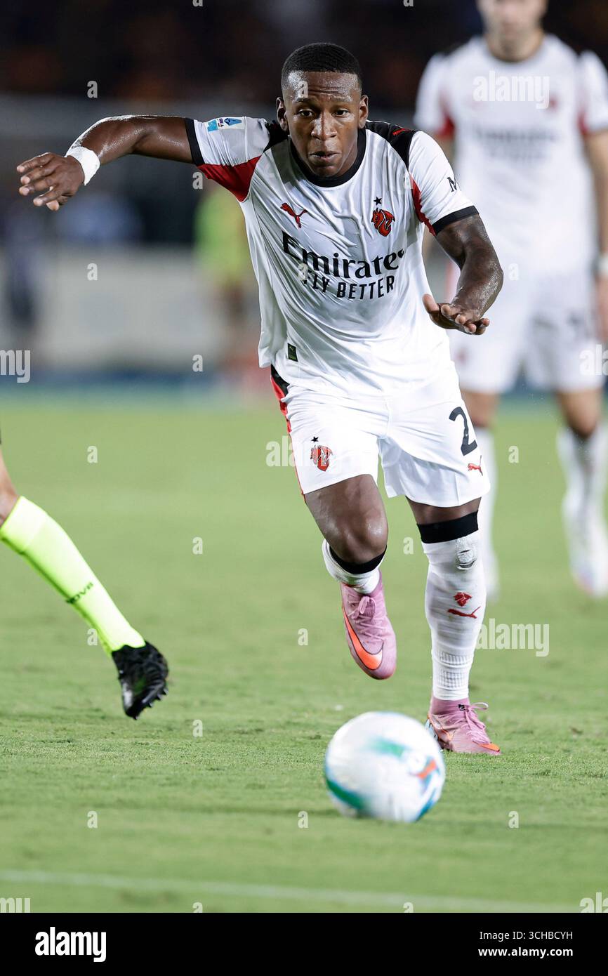 Mailands ecuadorianischer Verteidiger Pervis Estupinan während des Fußballspiels der Serie A zwischen US Lecce und AC Milan im Via Del Mare Ettore Giardiniero Stadium in Lecce am 29. August 2025. Stockfoto