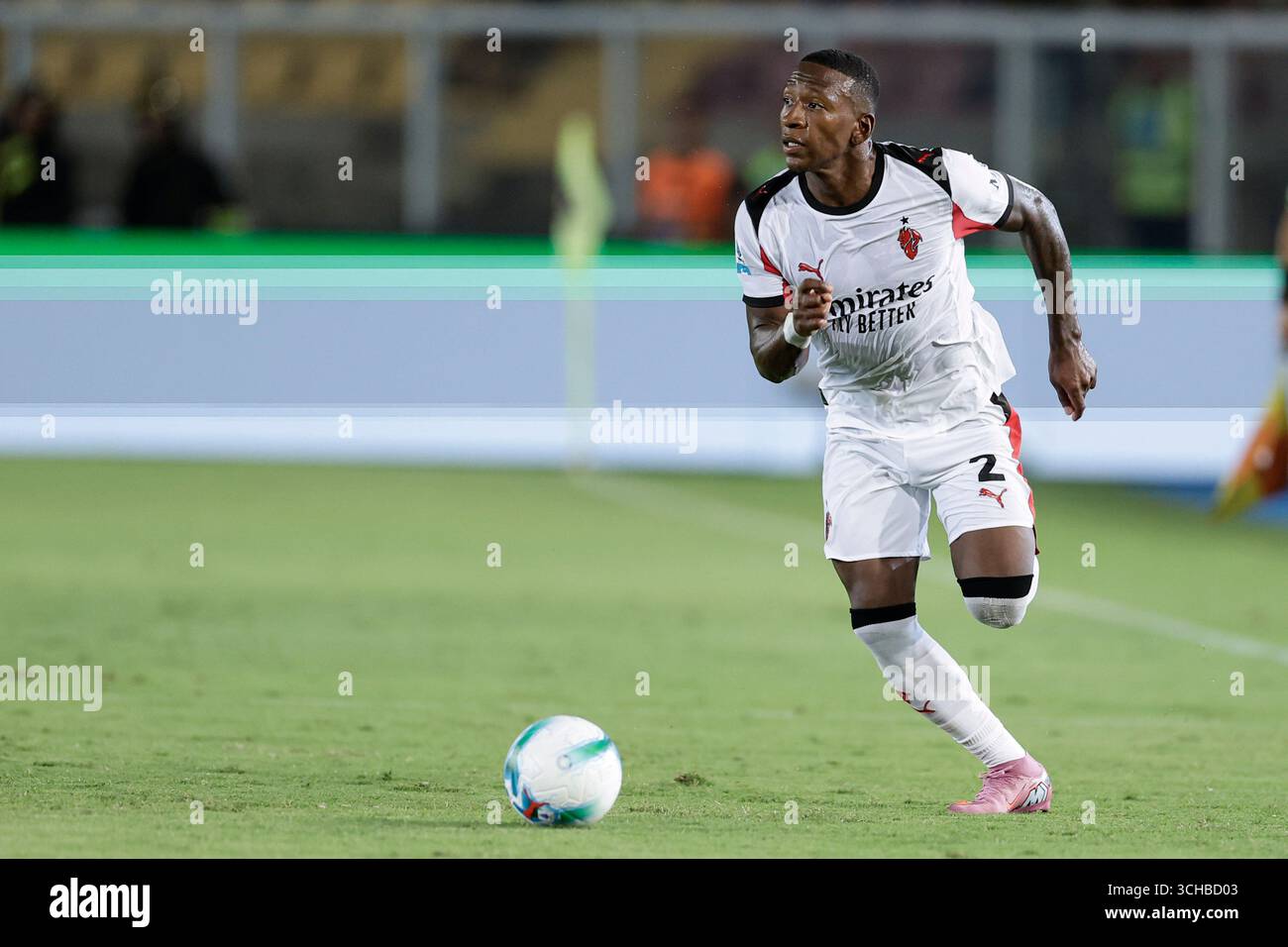 Der ecuadorianische Verteidiger Pervis Estupinan kontrolliert den Ball während des Fußballspiels der Serie A zwischen US Lecce und AC Milan am 29. August 2025 im Via Del Mare Ettore Giardiniero Stadium in Lecce. Stockfoto