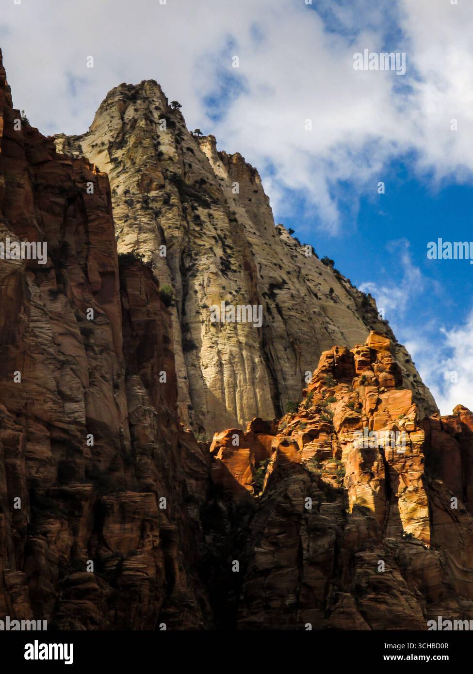 Der hohe Gipfel des Bienenstocks, ein großer Sandsteinmonolith, der hinter den Klippen des Zion Canyon in Utah, USA, hinauszieht Stockfoto