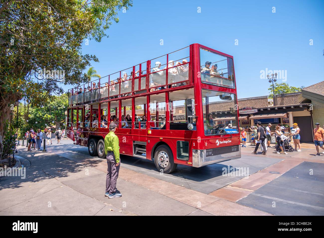 San Diego, Kalifornien - 8. August 2025: San Diego Zoo Tour Bus durch den berühmten San Diego Zoo. Stockfoto