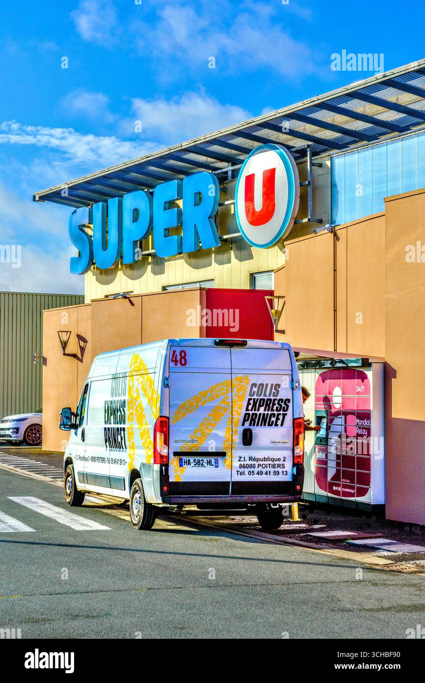 „Colis Express Princet“ stellt Paketpakete an Kundenboxen im SuperU Store in La Roche Posay, Vienne (86), Frankreich, bereit. Stockfoto