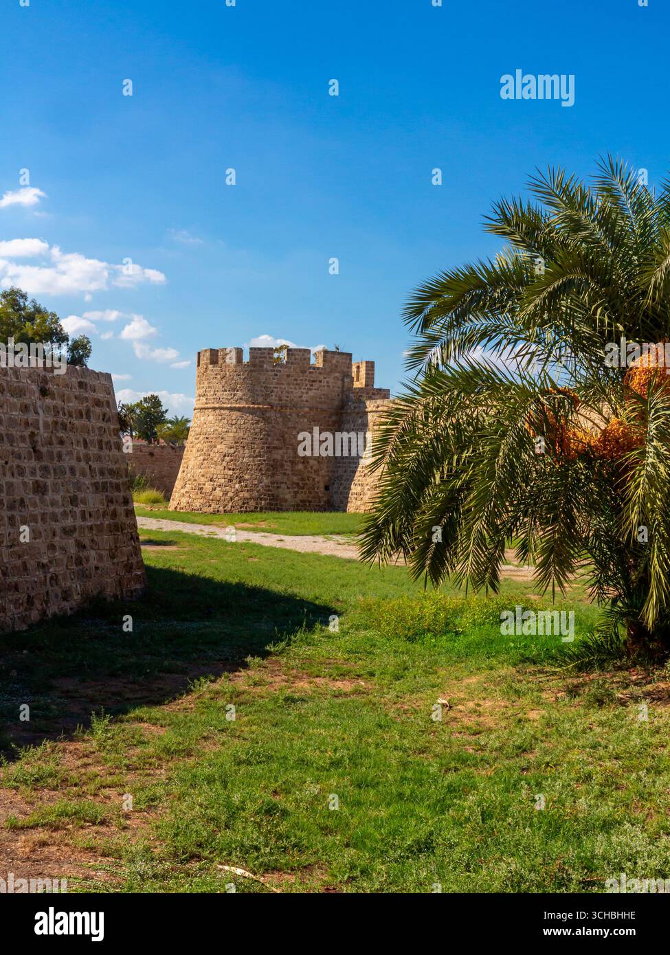 Außenansicht des Othello-Schlosses in der ummauerten Stadt Famagusta in der Türkischen Republik Nordzypern. Erbaut zwischen 1285 und 1324. Stockfoto