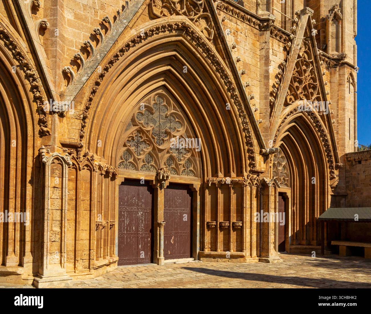 Das Äußere der St. Nikolaus Kathedrale wurde in die Lala Mustafa Pasa Moschee in der ummauerten Stadt Famagusta in der Türkischen Republik Nordzypern umgewandelt. Stockfoto