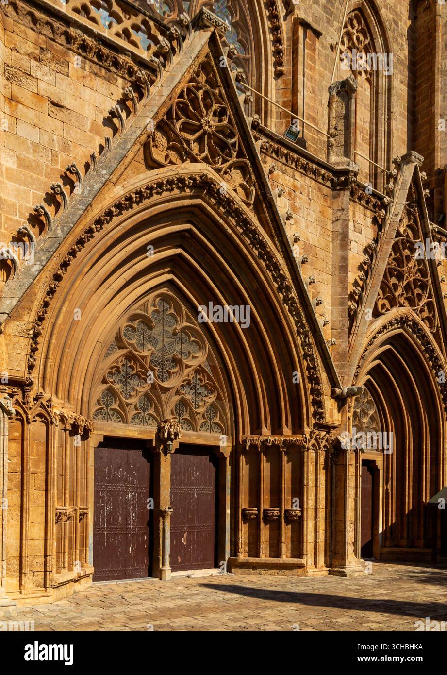 Das Äußere der St. Nikolaus Kathedrale wurde in die Lala Mustafa Pasa Moschee in der ummauerten Stadt Famagusta in der Türkischen Republik Nordzypern umgewandelt. Stockfoto