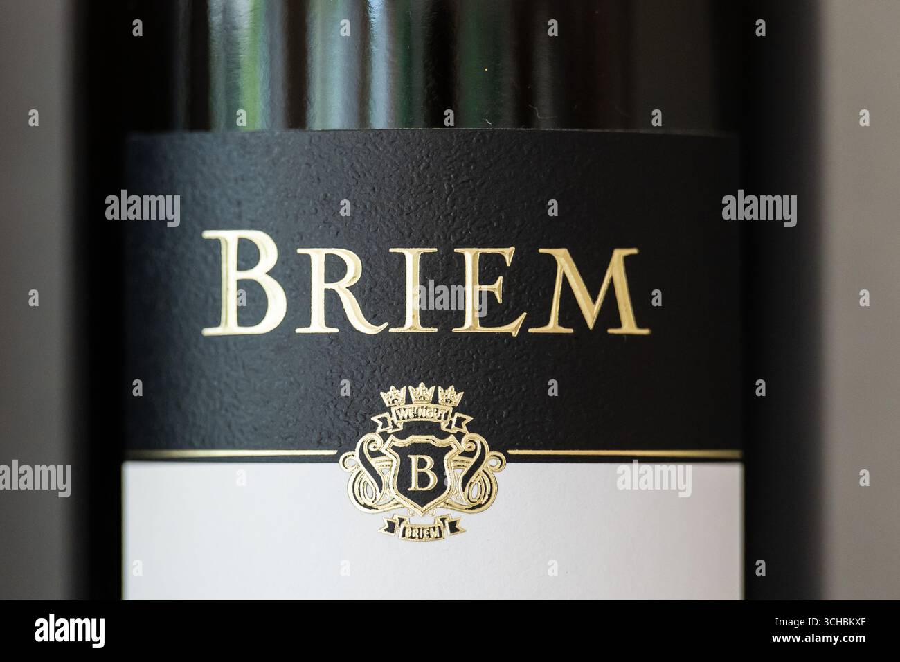 Ihringen, Deutschland. September 2025. Das Logo des Weinguts Briem ist auf einem Etikett eines Rotweins während einer Fotosession im Weingut Briem zu sehen. Quelle: Silas Stein/dpa/Alamy Live News Stockfoto