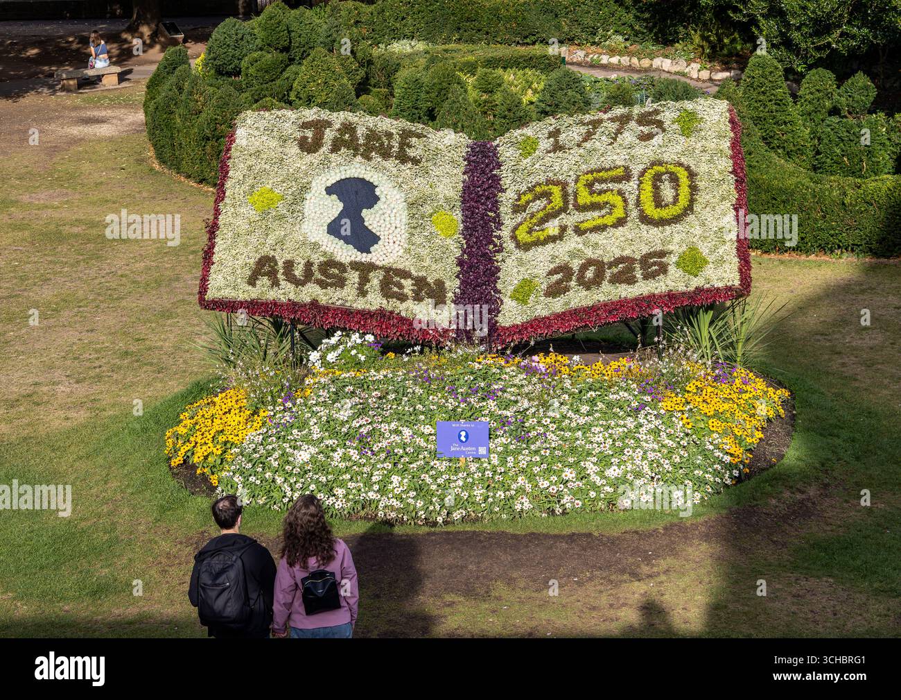 Zwei Personen betrachten die Blumenausstellung, die Jane Austens 250-jähriges Jubiläum mit komplizierten Designs im Parade Gardens Bath feiert. Stockfoto