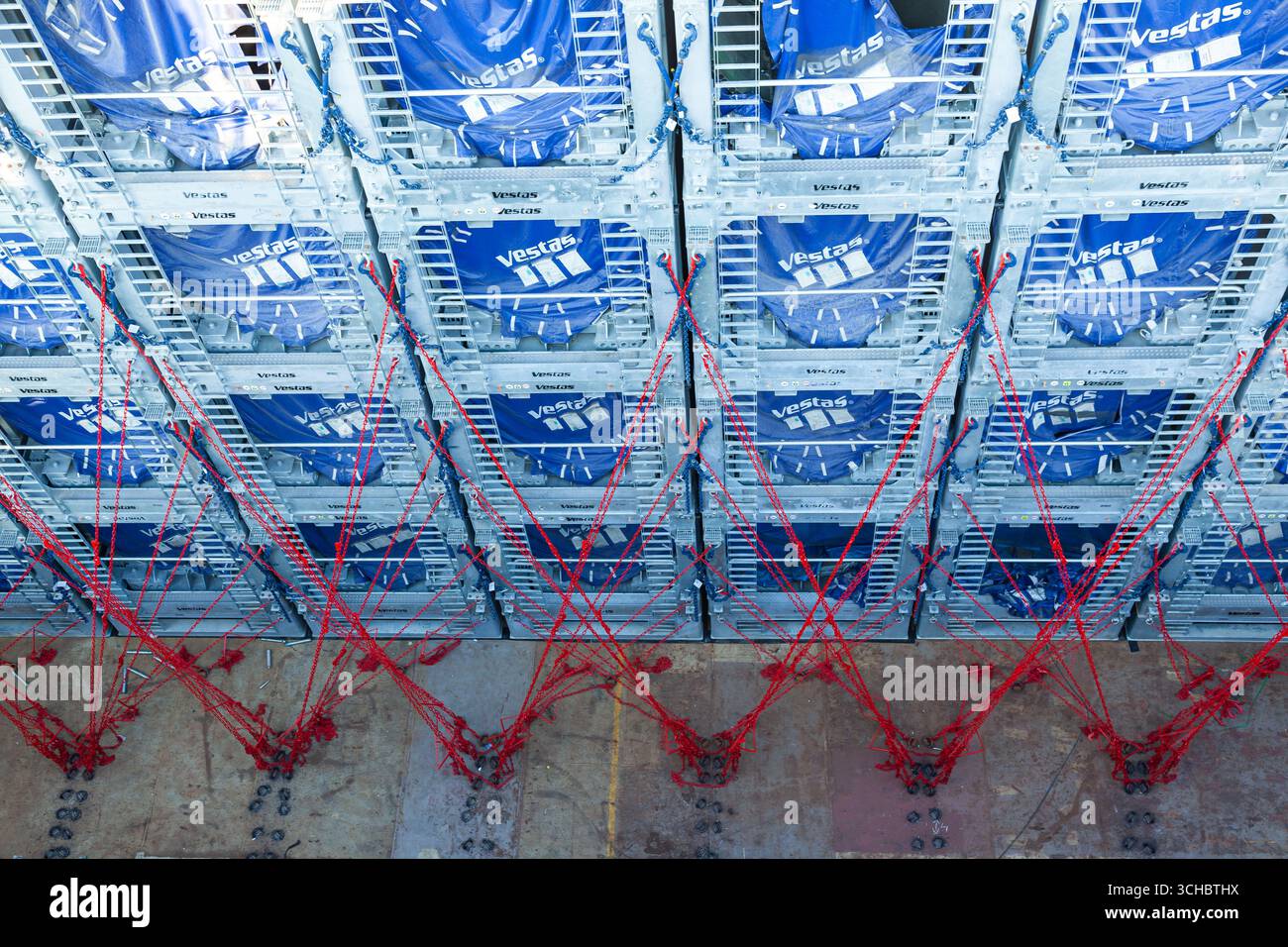 Constanta, Rumänien - 08.03.2022 - Verladung im Seehafen Rumäniens durch die Rotorblätter der Windmühlen von Vestas pro Frachtschiff. Stockfoto