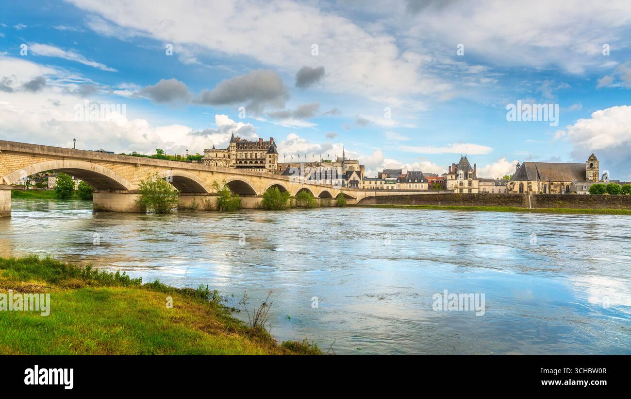 Amboise Dorf, mittelalterliche Burg und Brücke an der Loire. Val de Loire Region, Frankreich, Europa Stockfoto