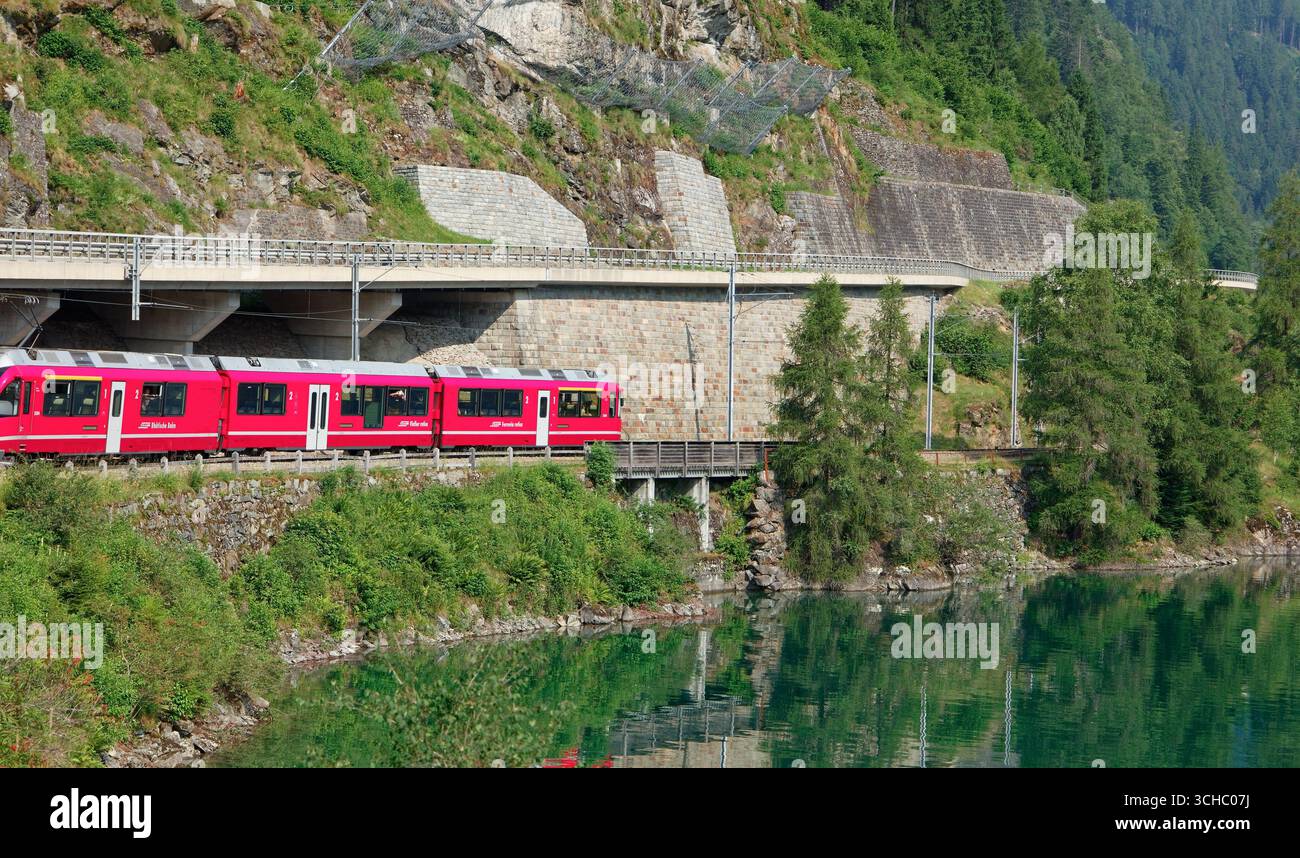 Bernina Express am Ufer des Lago di Poschiavo, Poschiavo-Tal, Schweiz Stockfoto