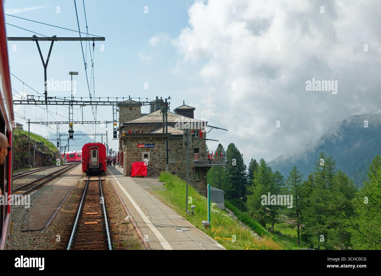 Verlassen Sie den Bahnhof Alp Gruem und fahren Sie mit einem anderen Zug nach Tirano Stockfoto