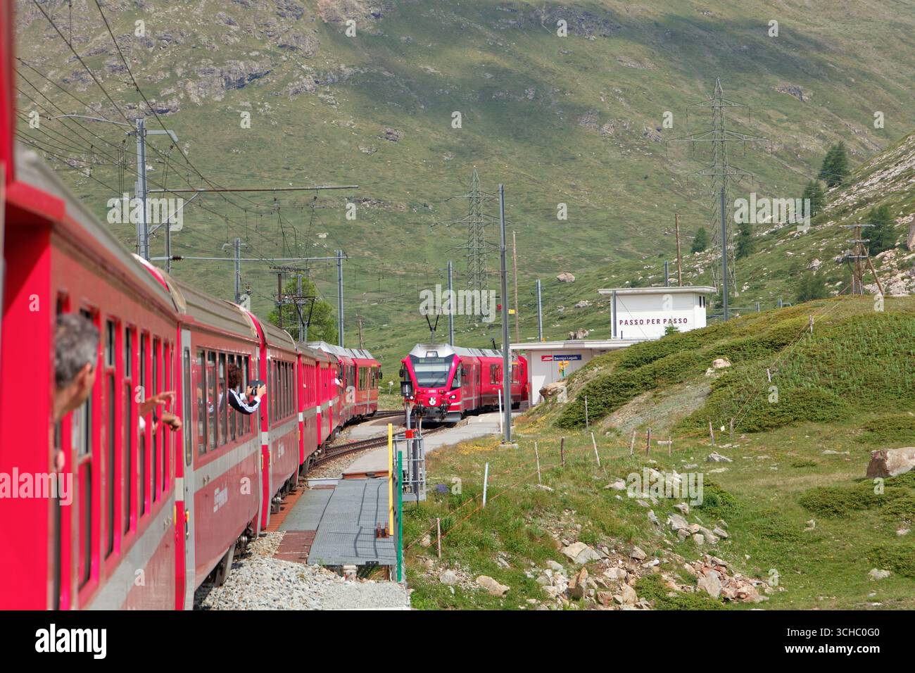 Ankunft in Bernina Lagalp, vorbei mit dem entgegenkommenden Zug nach Tirano Stockfoto