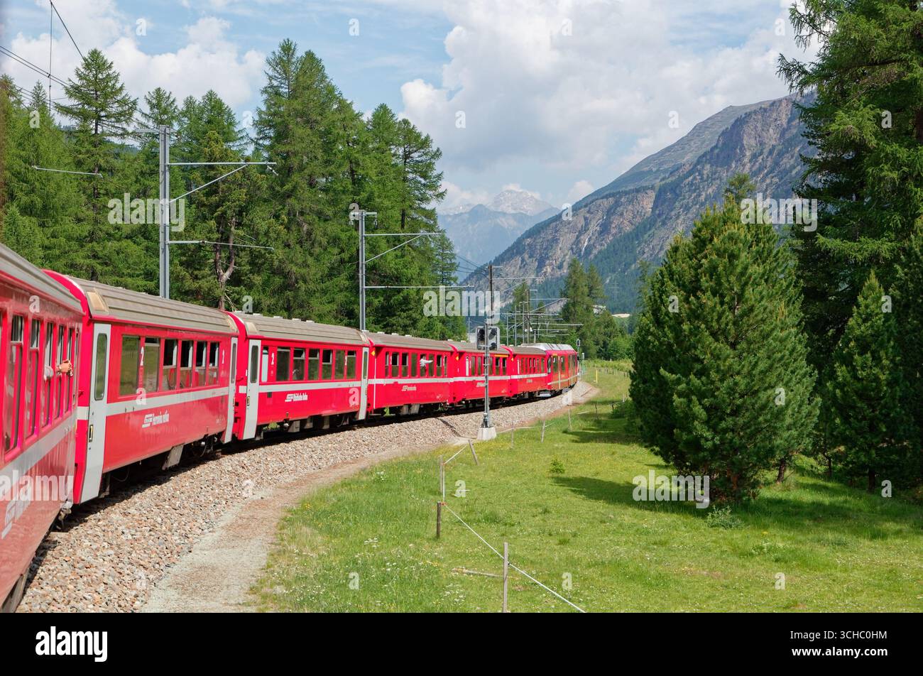 Verlassen Sie den Bahnhof Morteratsch in Richtung St. Moritz mit Piz Ueertsch, Piz Mez und Piz Valletta im Hintergrund Stockfoto