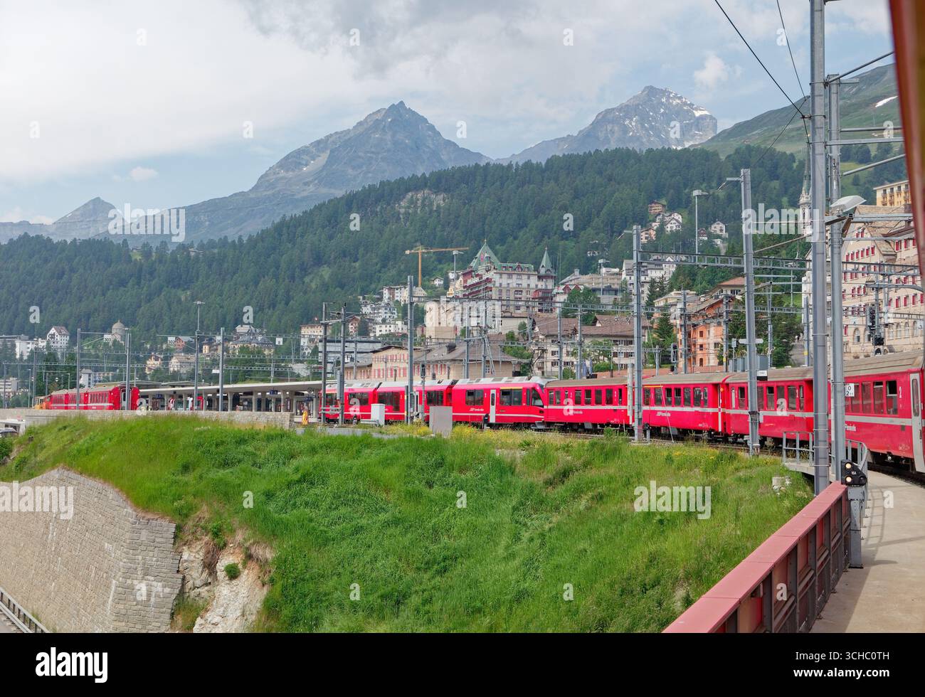 Ankunft am Bahnhof St. Moritz mit Piz Albana und Piz Gueglia - Piz Julier im Hintergrund Stockfoto