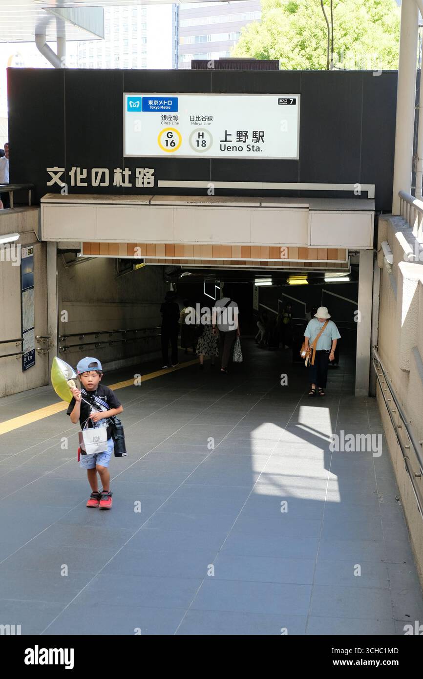 Auffahrt in Richtung Tokio U-Bahn am Bahnhof Ueno in Taito, Tokio, Japan mit Zugang zur Ginza-Linie (G-16) und Hibiya-Linie (H-18); öffentliche Verkehrsmittel Stockfoto