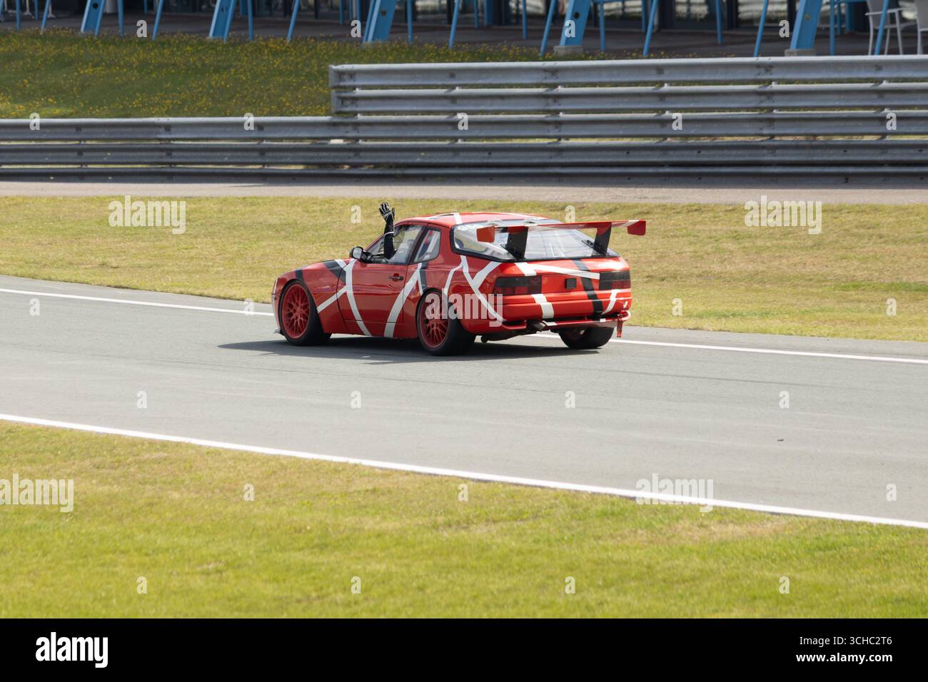 Der rote Porsche 968 fährt nach dem Ende des Rennens während des Jacks Casino Racing Day von der Rennstrecke ab Stockfoto