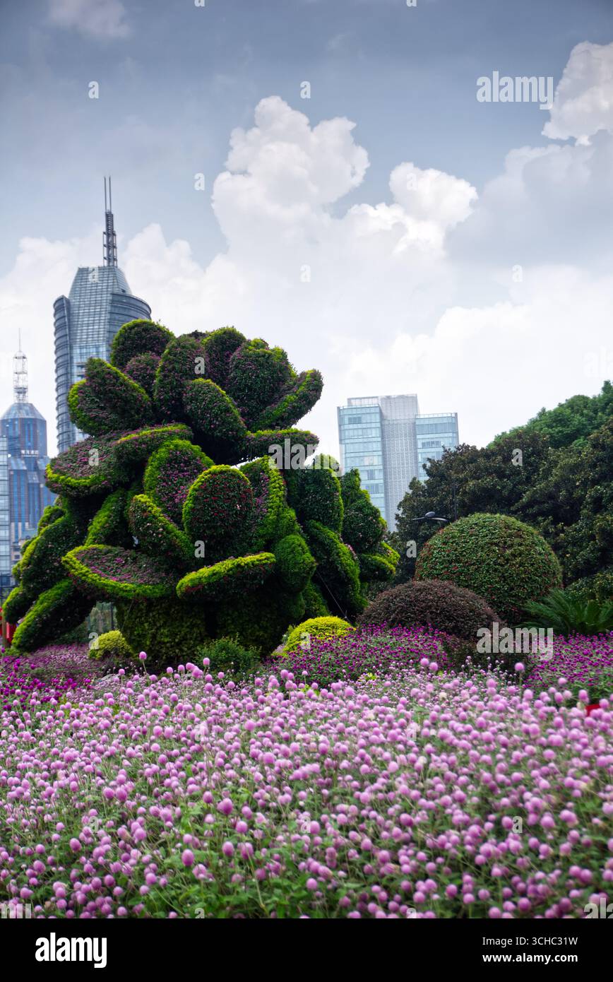 Pflanzen Sie Kunst neben dem Shanghai Museum Stockfoto