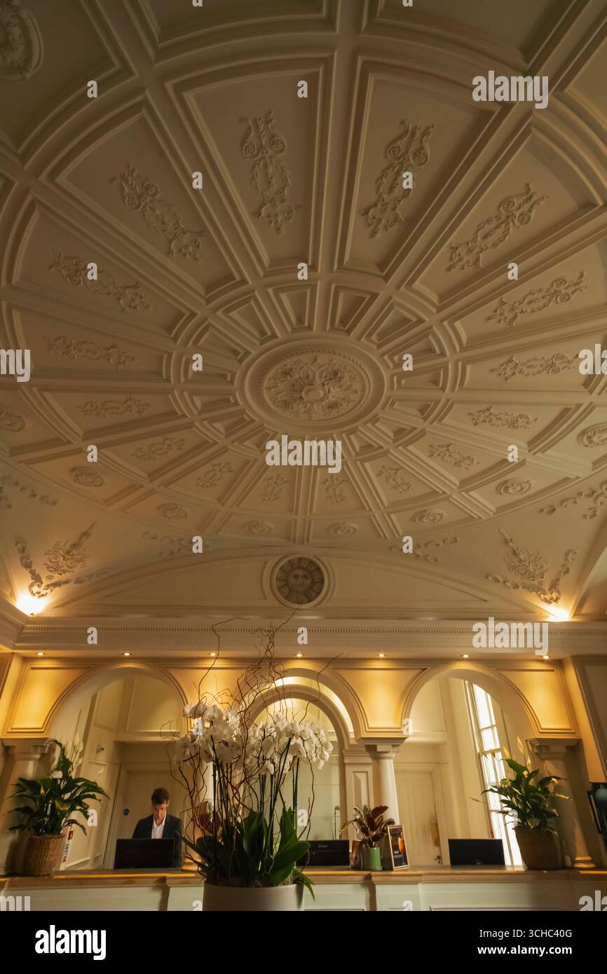 England, Somerset, Bath, Bath Spa Hotel, Hotellobby und Rezeption Stockfoto