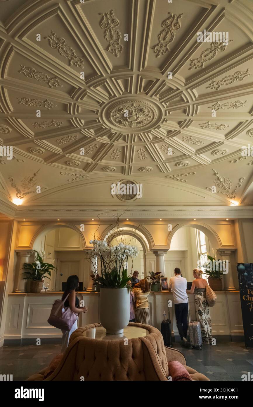 England, Somerset, Bath, Bath Spa Hotel, Hotellobby und Rezeption Stockfoto