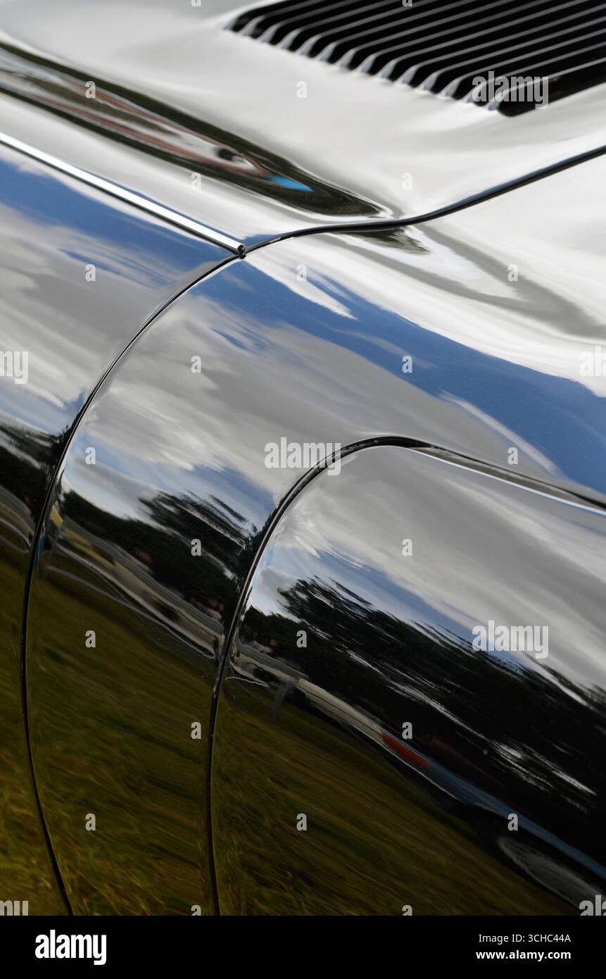 Reflektionen im Kotflügel und in der Motorhaube von jaguar E-TYPE, Sportwagen, suffolk, england Stockfoto