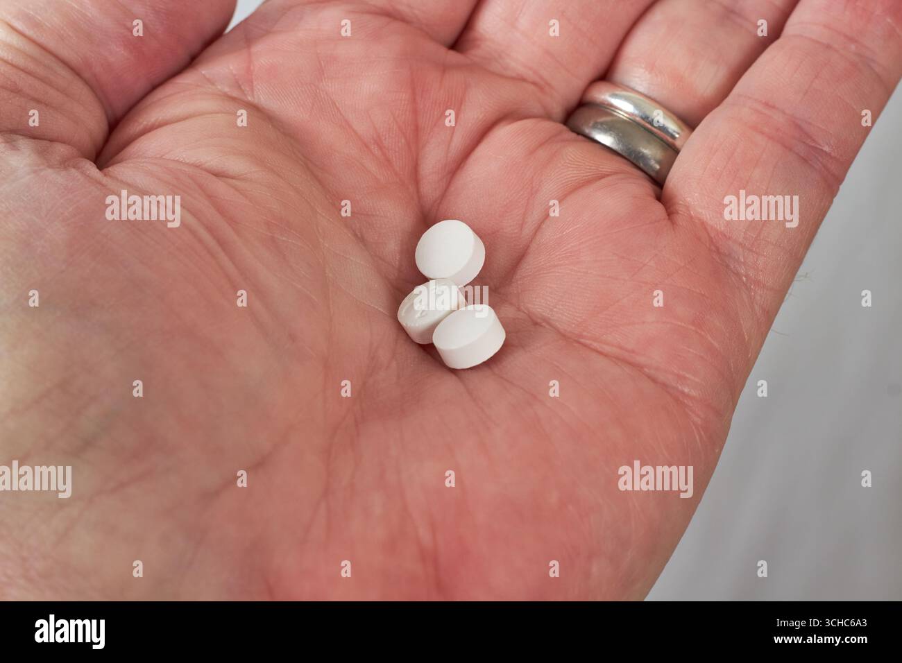 Hydroxyzin HCL (Atarax) ist ein Antihistaminikum, das zur Behandlung von Angstzuständen, allergischen Reaktionen und saisonalen Allergien verwendet wird! Stockfoto