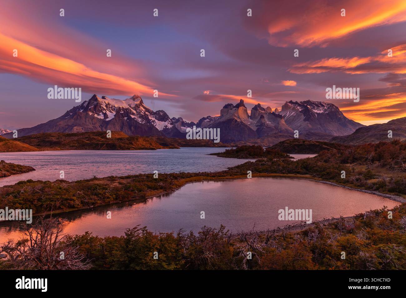 Sonnenaufgang am Paine Massif mit Pehoe Lake, Torres del Paine, Chile Stockfoto