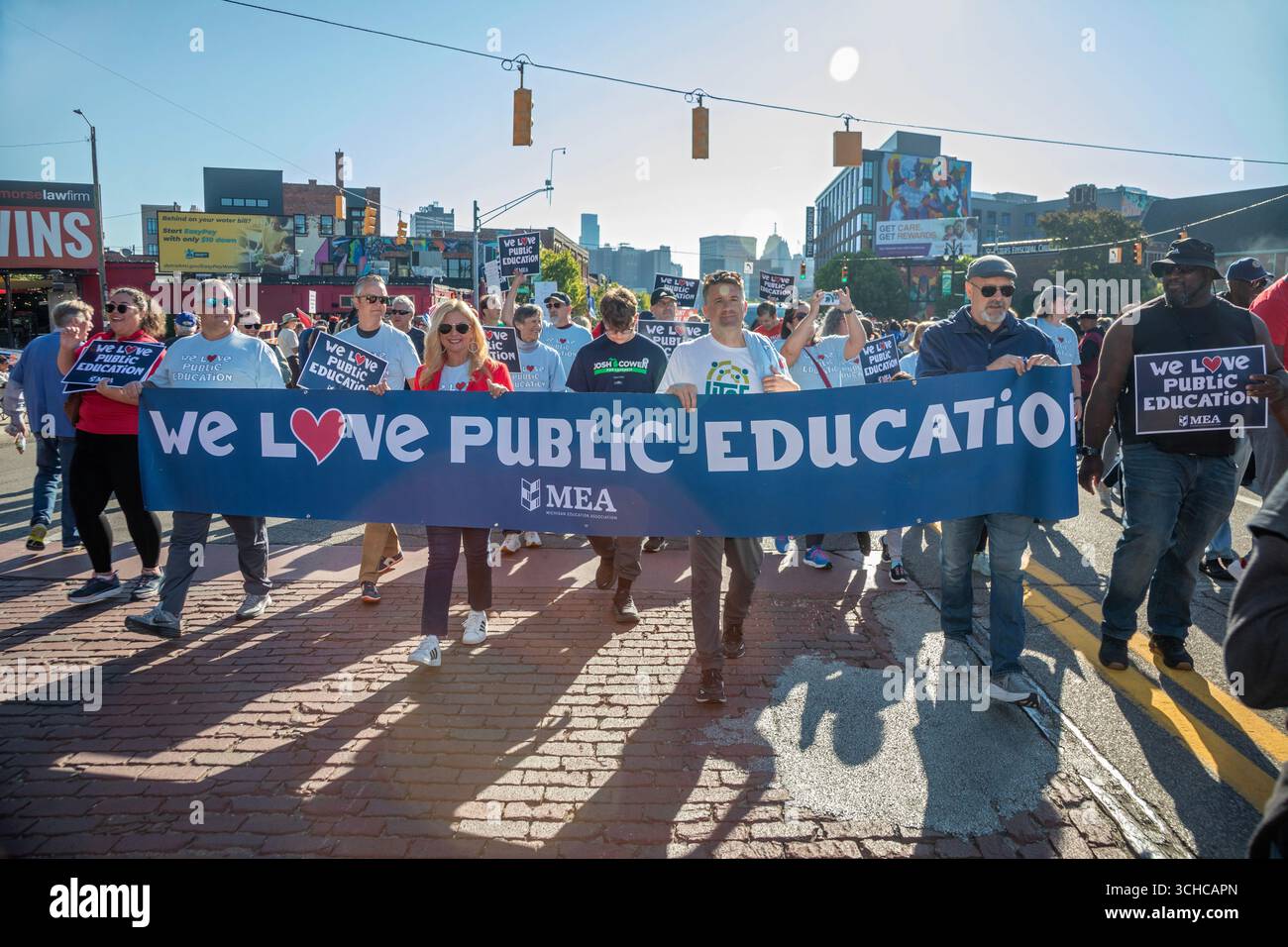 Detroit, Michigan, USA. September 2025. Lehrer marschieren in Detroits Labor Day Parade, um die öffentliche Bildung zu retten. Quelle: Jim West/Alamy Live News Stockfoto