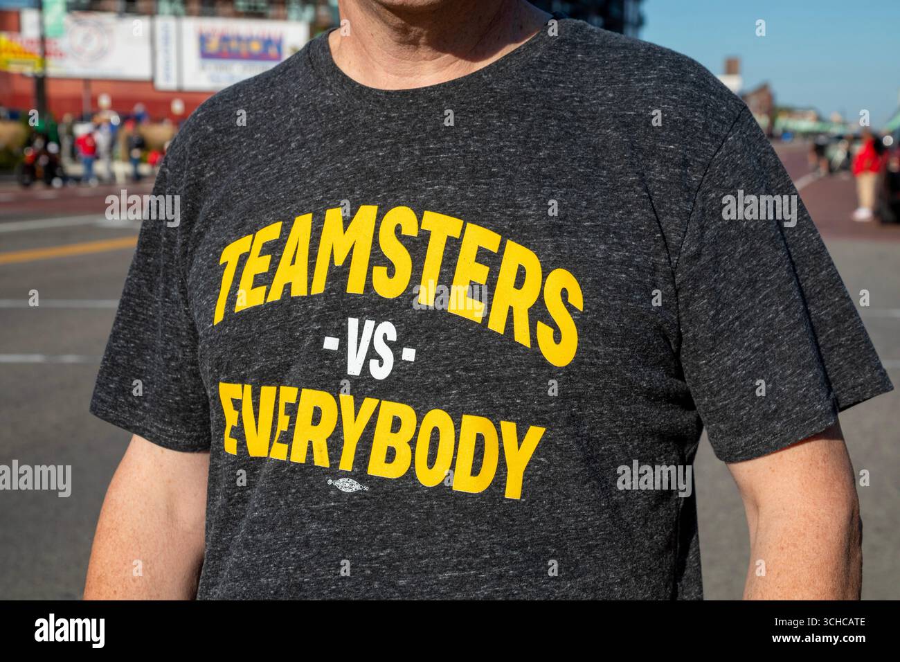 Detroit, Michigan, USA. September 2025. Gewerkschaftsmitglieder marschierten in Detroits Labor Day Parade. Viele Teamster trugen ein Hemd mit der Aufschrift „Teamster vs Everyone“, was mit der traditionellen „Solidarität für immer“-Haltung der Arbeiterbewegung in Konflikt steht. Quelle: Jim West/Alamy Live News Stockfoto