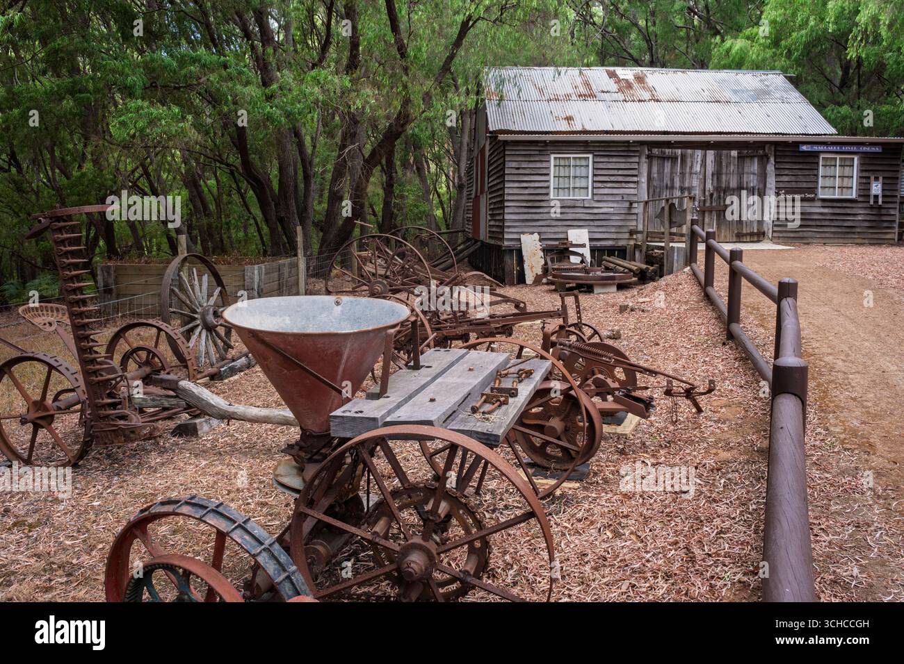 Antike Landmaschinen im Old Settlement Museum, Margaret River, Western Australia Stockfoto