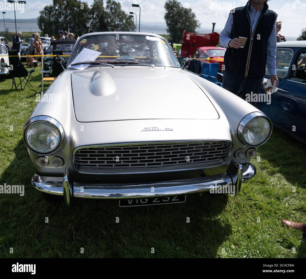Klassischer weißer Oldtimer auf der Outdoor-Motorshow Stockfoto