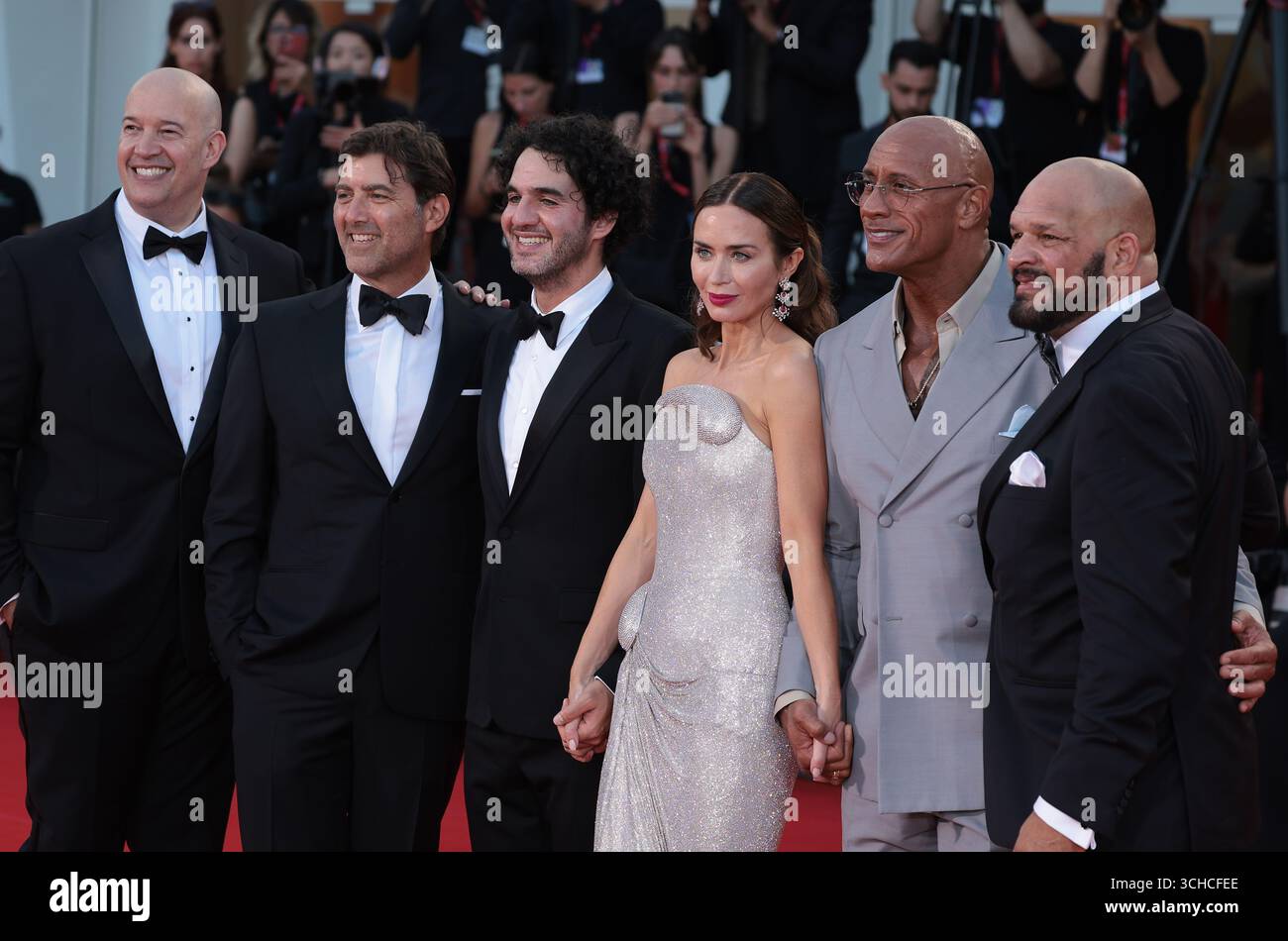 VENEDIG, ITALIEN - 01. SEPTEMBER: Andrea Romeo, Mark Kerr, Dwayne Johnson, Emily Blunt, Benny Safdie, David Koplan und Hiram Garcia Stockfoto