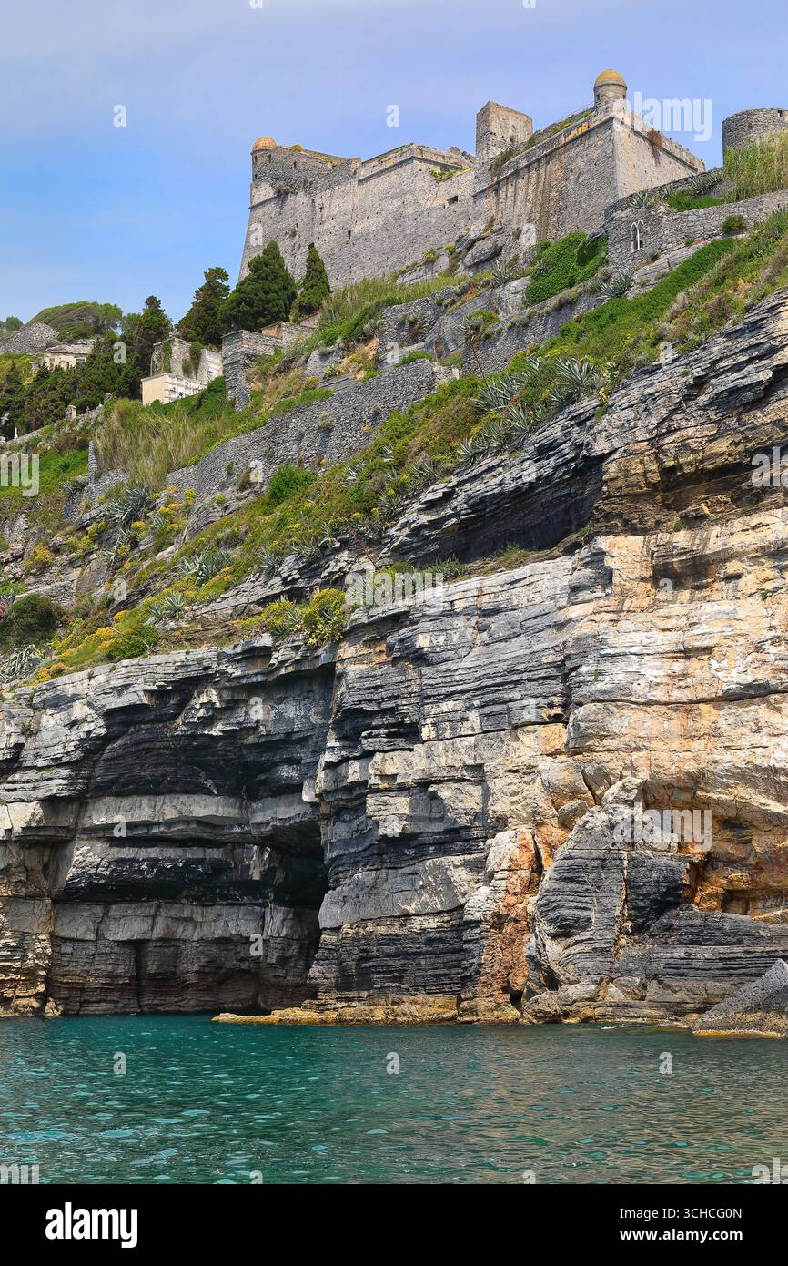 275 flacher Blick auf die Burg Doria auf der felsigen Klippe, die den Hafen von Westen aus schützt, erbaut in Genua im XV-XVII ccm Porto Venere-Ligurien. Stockfoto