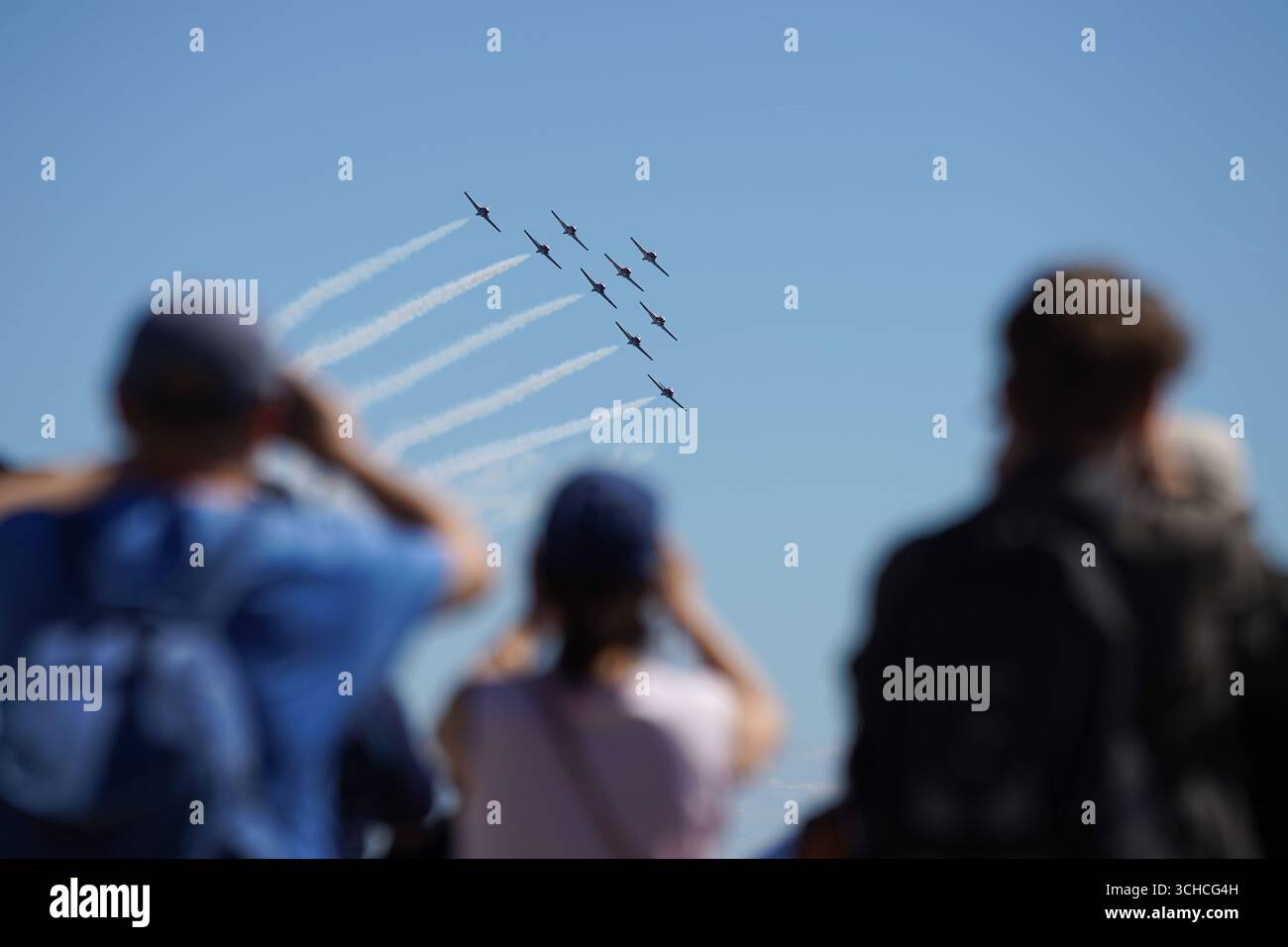 Toronto, Kanada. 31. August 2025. Die Zuschauer beobachten von der Küste von Toronto aus, mit Blick auf den Himmel, während die Canadian Forces Snowbirds auf der Canadian International Air Show eine atemberaubende Luftschau zeigen. Am 31. August 2025 in Toronto, Kanada. (Foto: Leonardo Ramirez/Eyepix Group/SIPA USA) Credit: SIPA US/Alamy Live News Stockfoto