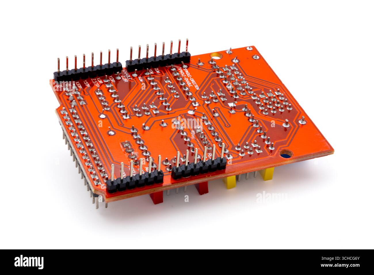 Rückseite einer elektronischen Schrittmotorabschirmung für Arduino auf weißem Hintergrund Stockfoto