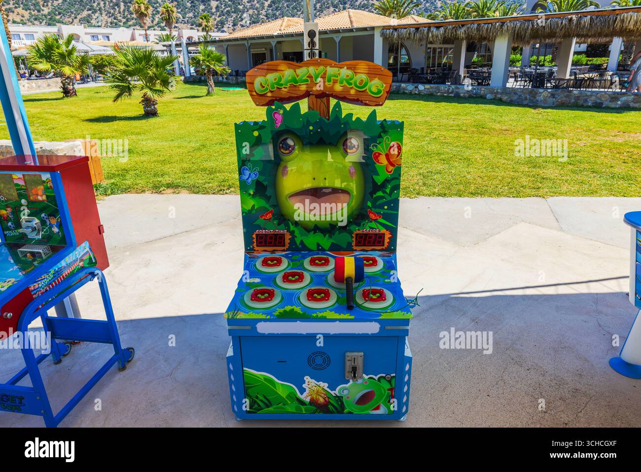 Crazy Frog Arcade Hammer Spiel mit farbenfrohem Design und Punktanzeige im Outdoor Resort Hintergrund. Kos. Griechenland. Stockfoto