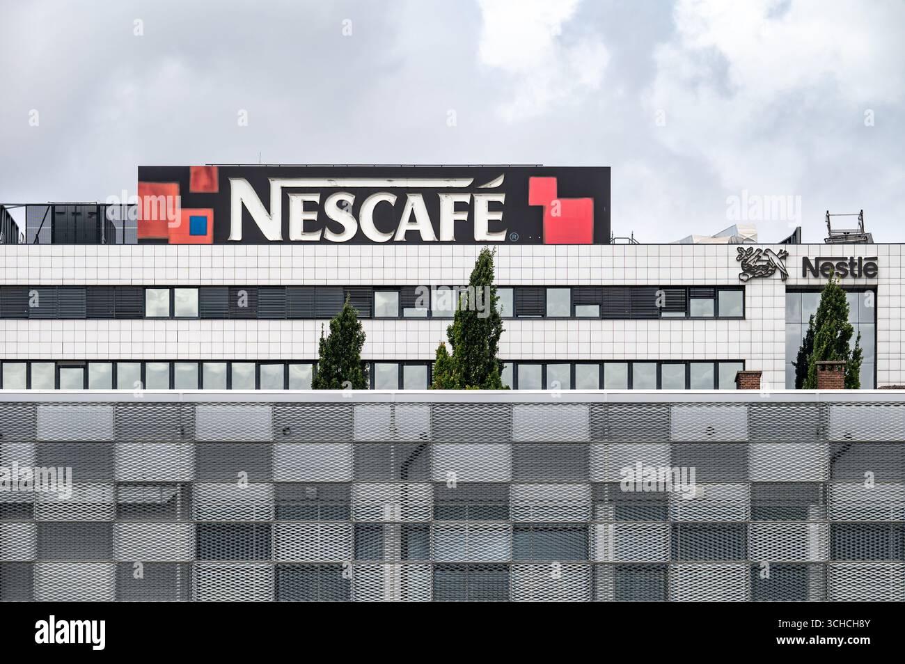 Die multinationale Marke Nestlé Nescafé in der Lebensmittelindustrie in Anderlecht, Brüssel-Hauptstadt, Belgien 30. August 2025 Stockfoto