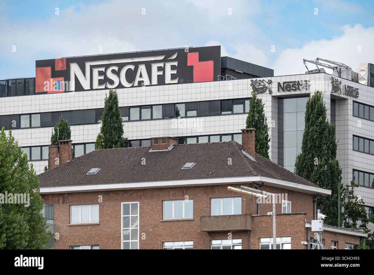 Die multinationale Marke Nestlé Nescafé in der Lebensmittelindustrie in Anderlecht, Brüssel-Hauptstadt, Belgien 30. August 2025 Stockfoto