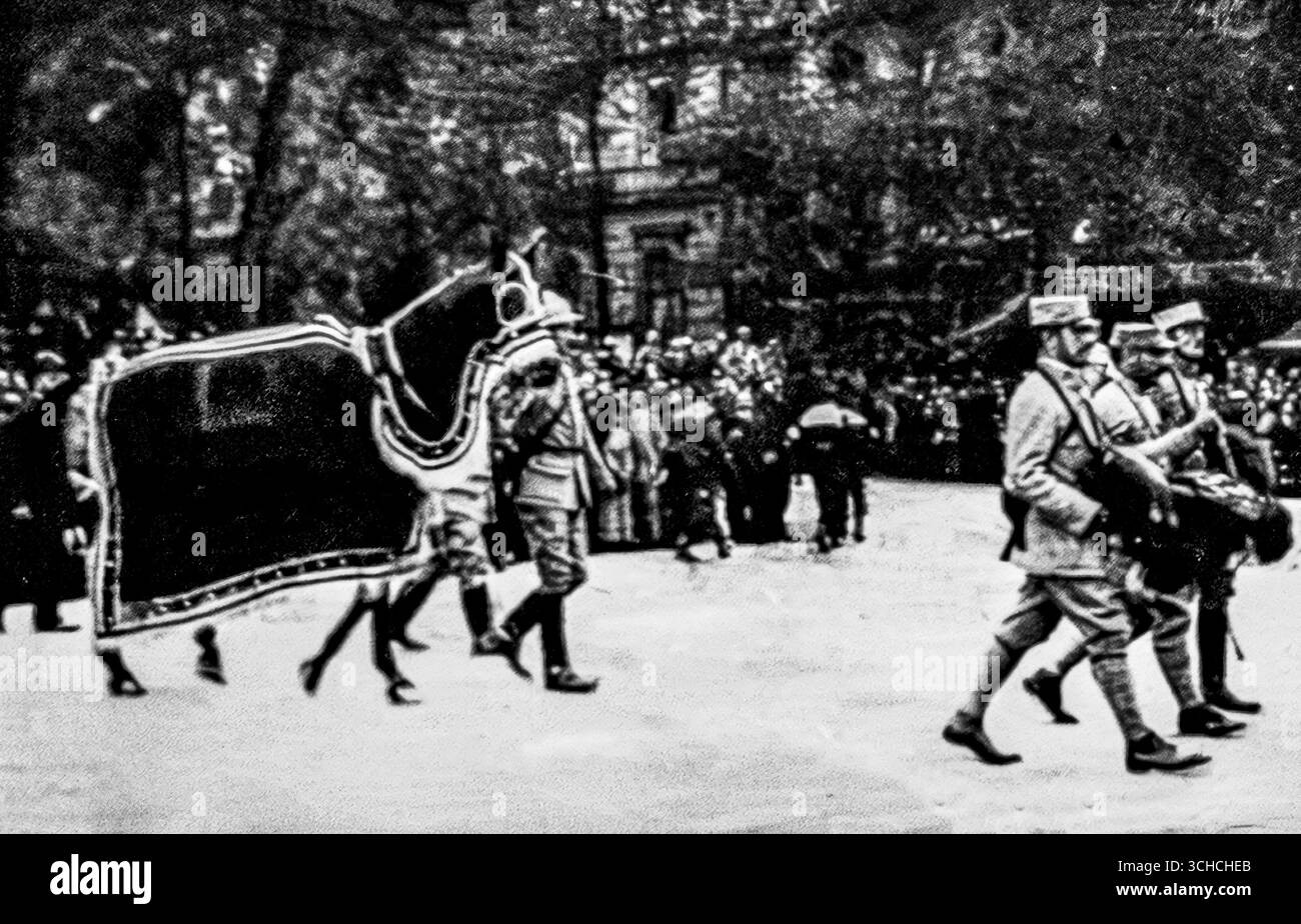 Beerdigung von General Galliéni, Paris 1916, illustriert in L’Illustration. Dekoriertes Schlachtpferd und Abzeichen des verstorbenen Generals werden während der Begräbniszeremonien ausgestellt. Das Bild fängt die symbolische Hommage an seinen Militärdienst und seine Führung ein und erinnert an die Traditionen der Ehre und des Gedenkens in Frankreich während des Ersten Weltkriegs Stockfoto